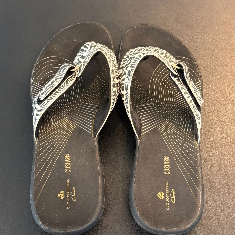Clarks Cloudsteppers Flip Flops Womens sz 9M Black White Zebra Comfort summer